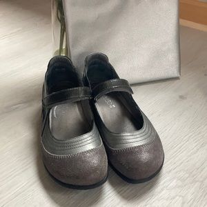 Naot grey leather Mary Jane’s